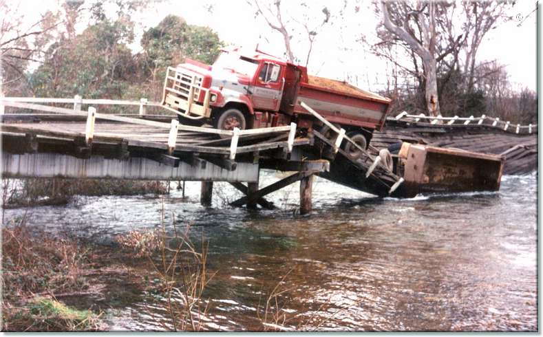 HamiltonBridgeCollapse_1993_001.jpg
